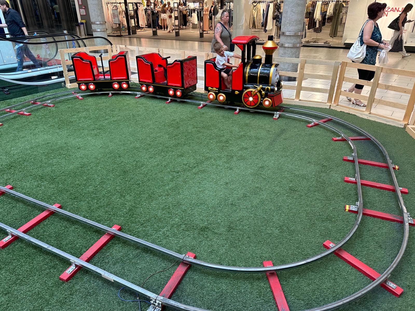 NEW CHILDREN'S ELECTRIC TRAIN – CHRISTMAS & YEAR-ROUND ATTRACTION